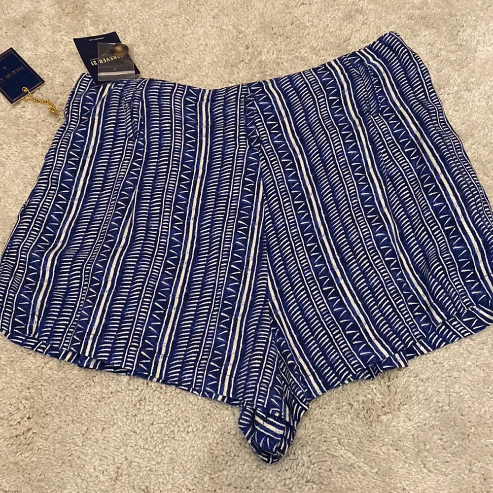 🎉HOST PICK!🎉NWT Forever 21 Blue and White Button Up Shorts - Picture 5 of 8